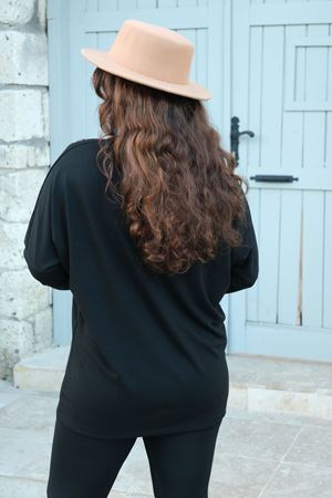 RENKTE BÜYÜK BEDEN ÇANTA TAŞLI SİYAH BLUZ