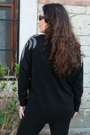 RENKTE BÜYÜK BEDEN OMUZLAR TAŞLI SİYAH BLUZ