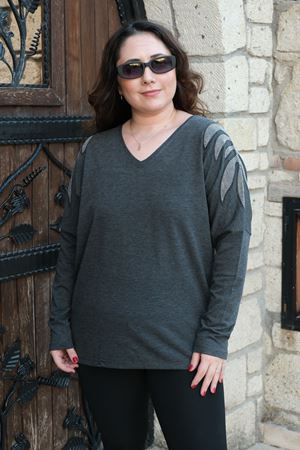 RENKTE BÜYÜK BEDEN OMUZLAR TAŞLI ANTRASİT BLUZ