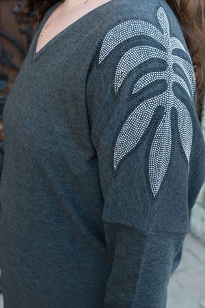 RENKTE BÜYÜK BEDEN OMUZLAR TAŞLI ANTRASİT BLUZ