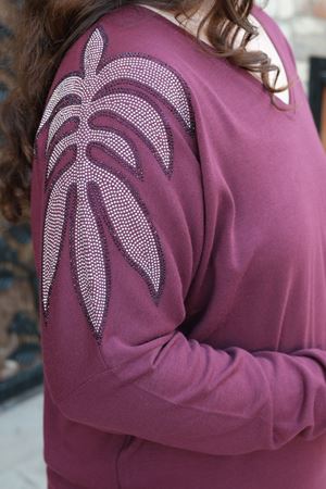 RENKTE BÜYÜK BEDEN OMUZLAR TAŞLI BORDO BLUZ