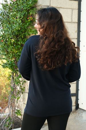 RENKTE BÜYÜK BEDEN TAŞLI LACİVERT BLUZ