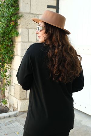 RENKTE BÜYÜK BEDEN TAŞLI SİYAH BLUZ