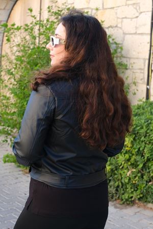 RENKTE BÜYÜK BEDEN SİYAH DERİ CEKET