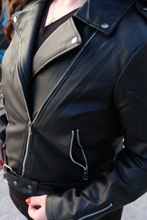 RENKTE BÜYÜK BEDEN SİYAH DERİ CEKET