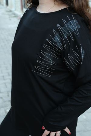 RENKTE BÜYÜK BEDEN OMUZLARI TAŞ İŞLEME SİYAH BLUZ