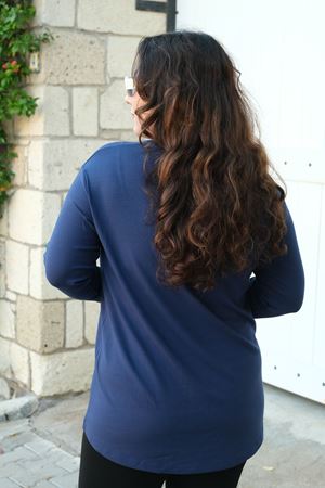 RENKTE BÜYÜK BEDEN V YAKA MAVİ TRİKO BLUZ