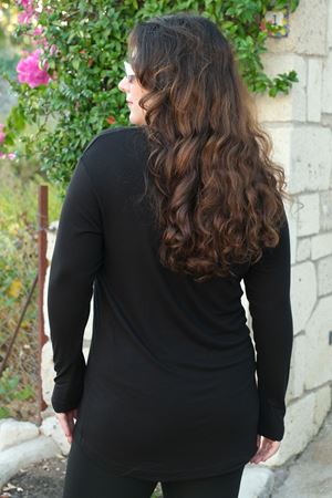 RENKTE BÜYÜK BEDEN V YAKA SİYAH TRİKO BLUZ