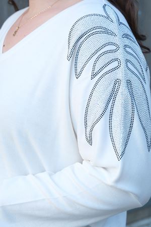 RENKTE BÜYÜK BEDEN OMUZLAR TAŞLI BEYAZ BLUZ