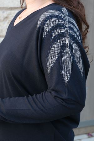 RENKTE BÜYÜK BEDEN OMUZLAR TAŞLI LACİVERT BLUZ