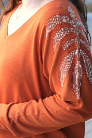 RENKTE BÜYÜK BEDEN OMUZLAR TAŞLI TURUNCU BLUZ