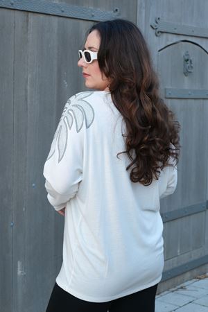 RENKTE BÜYÜK BEDEN OMUZLAR TAŞLI BEYAZ BLUZ