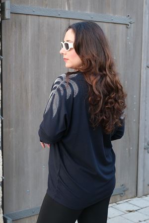 RENKTE BÜYÜK BEDEN OMUZLAR TAŞLI LACİVERT BLUZ