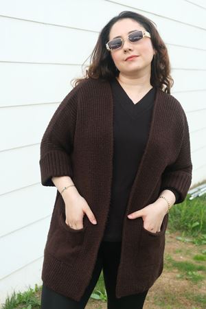 RENKTE BÜYÜK BEDEN KAHVERENGİ CEPLİ HIRKA & CEKET