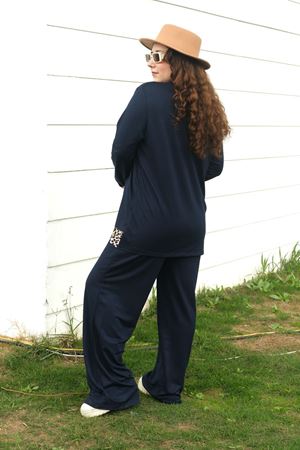 RENKTE BÜYÜK BEDEN LEOPAR DETAYLI LACİVERT TAKIM