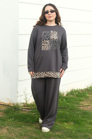 RENKTE BÜYÜK BEDEN LEOPAR DETAYLI ANTRASİT TAKIM
