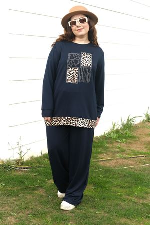 RENKTE BÜYÜK BEDEN LEOPAR DETAYLI LACİVERT TAKIM