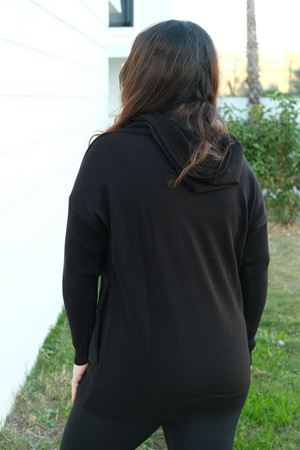 RENKTE KAPŞONLU ESNEK SİYAH TRİKO