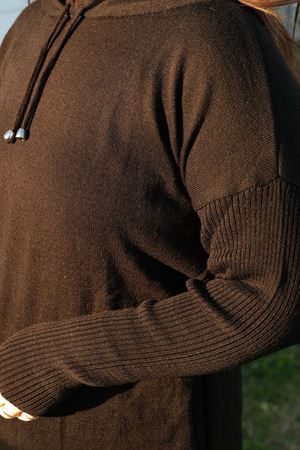 RENKTE KAPŞONLU ESNEK SİYAH TRİKO