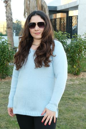 RENKTE V YAKA MAVİ TRİKO KAZAK