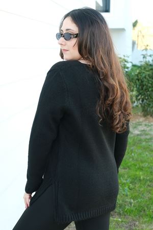 RENKTE V YAKA SİYAH TRİKO KAZAK