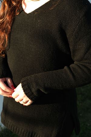 RENKTE V YAKA SİYAH TRİKO KAZAK