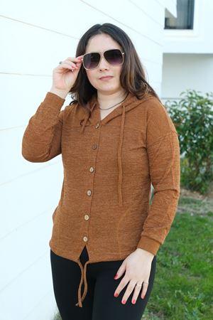 RENKTE DÜĞMELİ KAPŞONLU TABA TRİKO HIRKA