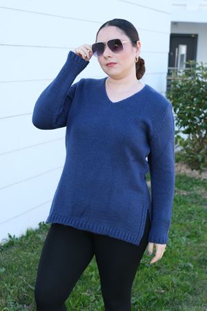 RENKTE V YAKA LACİVERT KAZAK