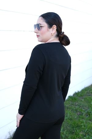 RENKTE AKSESUARLI SİYAH TRİKO BLUZ