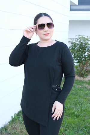 RENKTE AKSESUARLI SİYAH TRİKO BLUZ