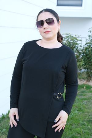 RENKTE AKSESUARLI SİYAH TRİKO BLUZ
