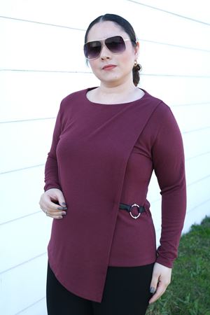 RENKTE AKSESUARLI BORDO TRİKO BLUZ