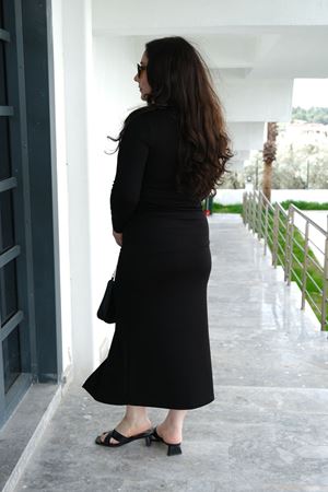 RENKTE GENİŞ KESİM TASARIM AKSESUARLI SİYAH ELBİSE