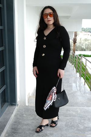 RENKTE GENİŞ KESİM TASARIM AKSESUARLI SİYAH ELBİSE