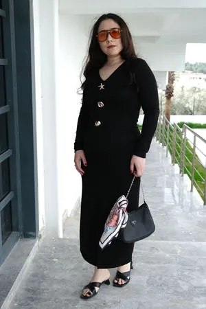 RENKTE GENİŞ KESİM TASARIM AKSESUARLI SİYAH ELBİSE