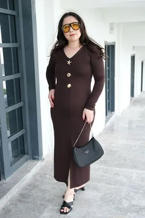 RENKTE GENİŞ KESİM TASARIM AKSESUARLI KAHVERENGİ ELBİSE
