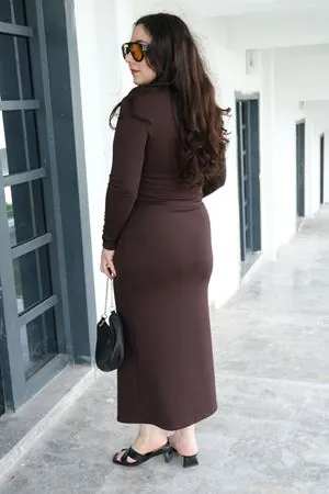 RENKTE GENİŞ KESİM TASARIM AKSESUARLI KAHVERENGİ ELBİSE