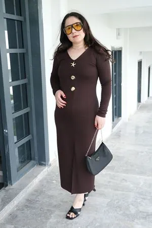 RENKTE GENİŞ KESİM TASARIM AKSESUARLI KAHVERENGİ ELBİSE