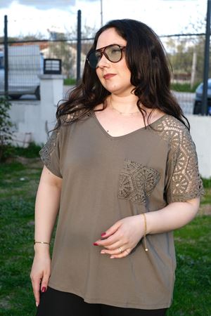 RENKTE GENİŞ KESİM OMUZU VE CEBİ DANTEL ÖRGÜLÜ HAKİ BLUZ