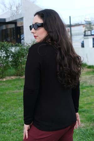 RENKTE GENİŞ KESİM YAKASI FİLELİ SİM DETAY BLUZ