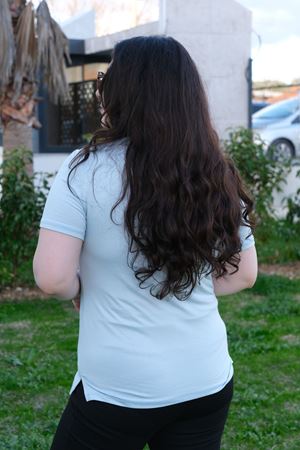 RENKTE MAVİ GENİŞ KESİM V YAKA PAMUKLU ESNEK BLUZ