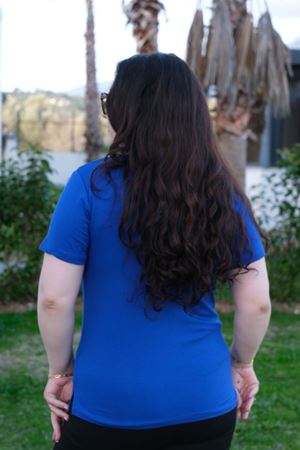 RENKTE SAKS GENİŞ KESİM V YAKA PAMUKLU ESNEK BLUZ