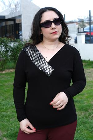 RENKTE GENİŞ KESİM YAKASI FİLELİ SİM DETAY BLUZ