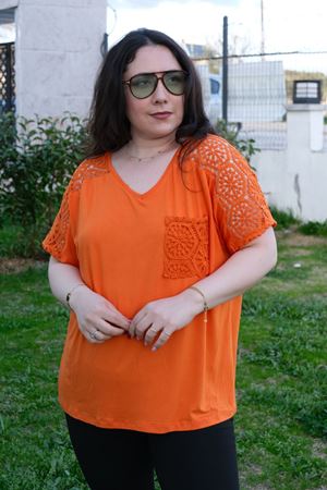 RENKTE GENİŞ KESİM OMUZU VE CEBİ DANTEL ÖRGÜLÜ TURUNCU BLUZ