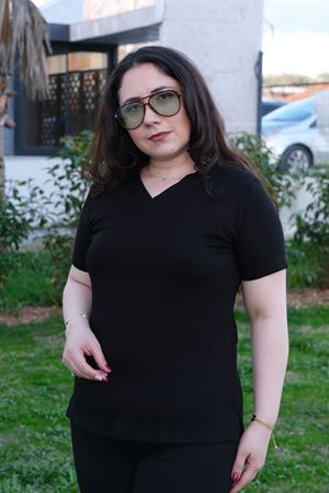 RENKTE SİYAH GENİŞ KESİM V YAKA PAMUKLU ESNEK BLUZ