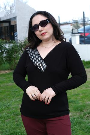 RENKTE GENİŞ KESİM YAKASI FİLELİ SİM DETAY BLUZ
