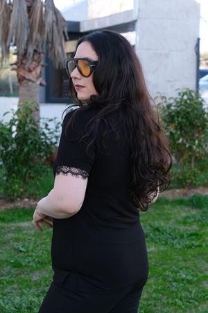 RENKTE GENİŞ KESİM DANTEL DETAYLI KISA KOLLU SİYAH BLUZ