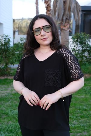 RENKTE GENİŞ KESİM OMUZU VE CEBİ DANTEL ÖRGÜLÜ SİYAH BLUZ
