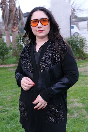 RENKTE GENİŞ KESİM DERİLİ PULLU HIRKA