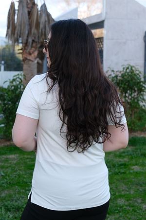 RENKTE BEYAZ GENİŞ KESİM V YAKA PAMUKLU ESNEK BLUZ